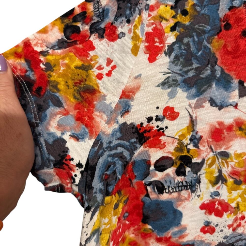 ❤️TORRID  SKULLS & FLOWERS PRINT V-NECK TEE 1X/2X     #C - Picture 2 of 6